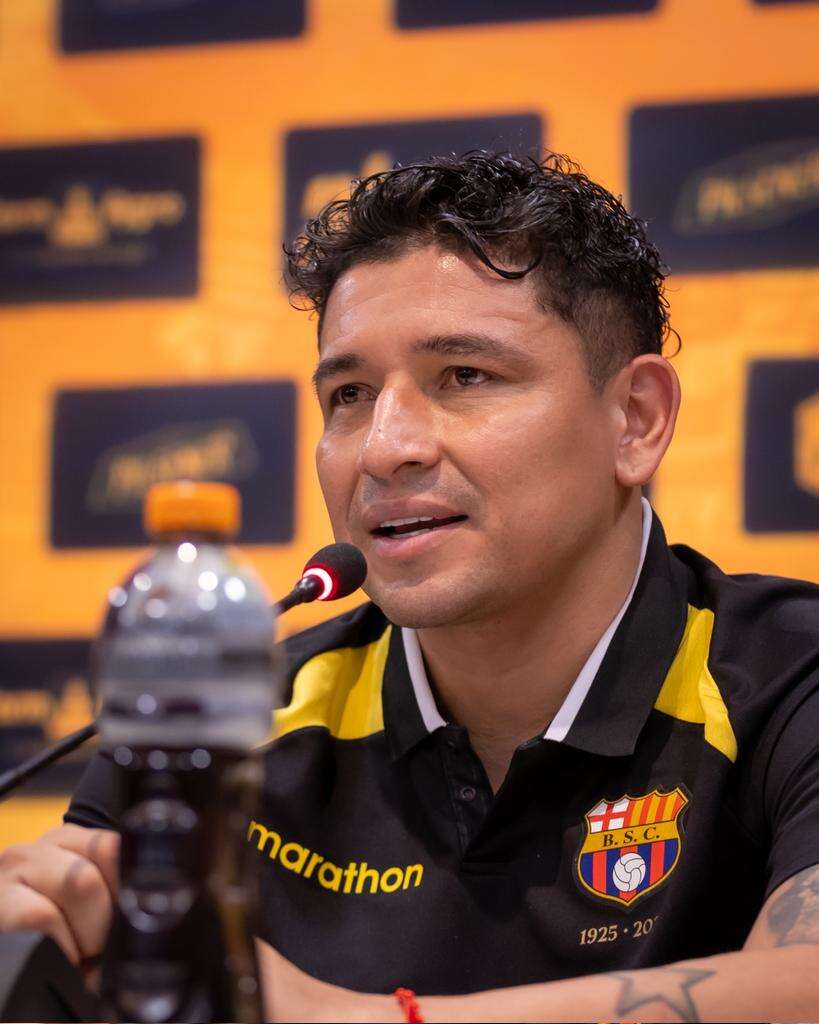 kan-donduran-cinayet-futbolcu-ve-esi-sokak-ortasinda-olduruldu