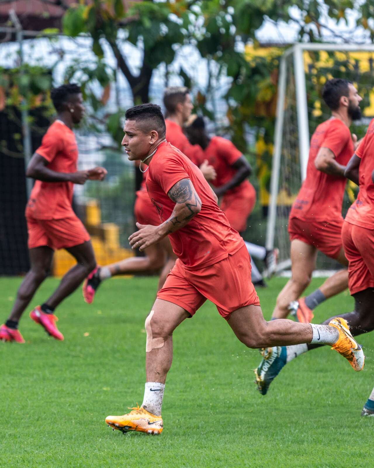 kan-donduran-cinayet-futbolcu-ve-esi-sokak-ortasinda-olduruldu