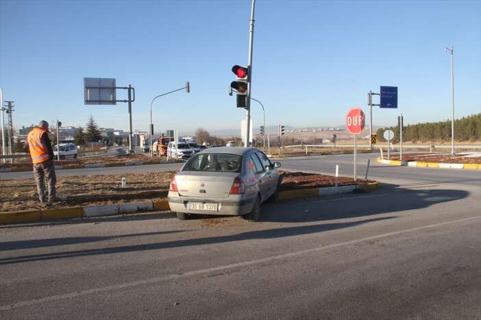 konyada-otomobil-trafik-isigi-diregine-carpti