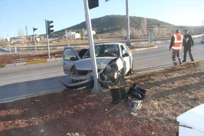 konyada-otomobil-trafik-isigi-diregine-carpti