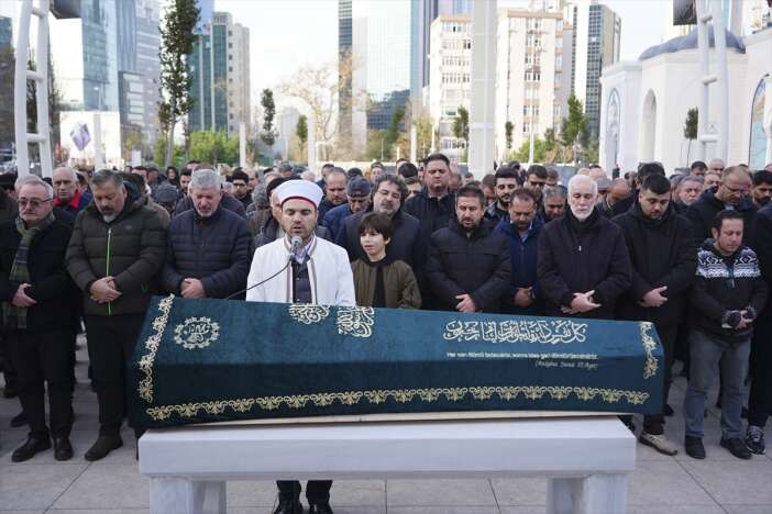 otomobil-kaldirima-cikip-yayalarin-arasina-dalmisti-olen-2-kisi-topraga-verildi