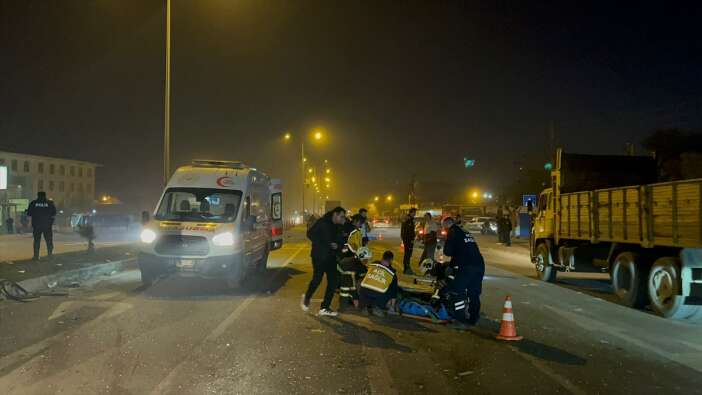 tirla-carpisan-otomobil-ikiye-ayrildi-surucu-sag-cikti