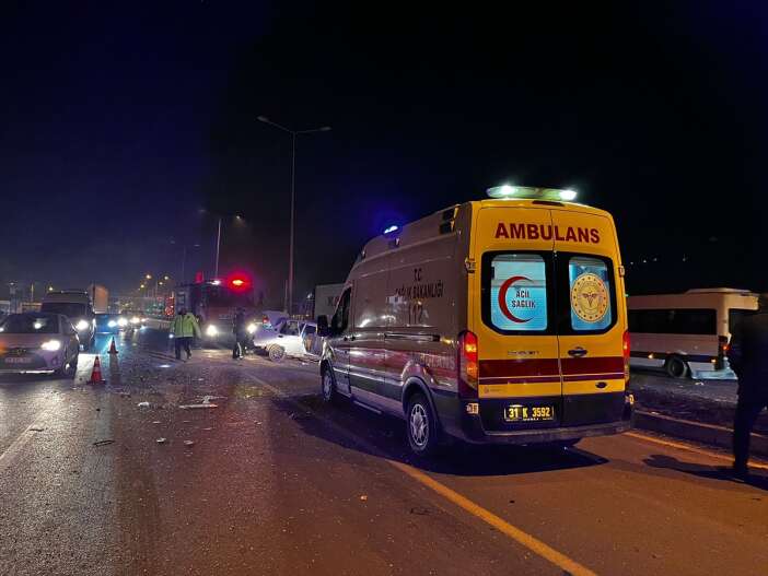 tirla-carpisan-otomobil-ikiye-ayrildi-surucu-sag-cikti