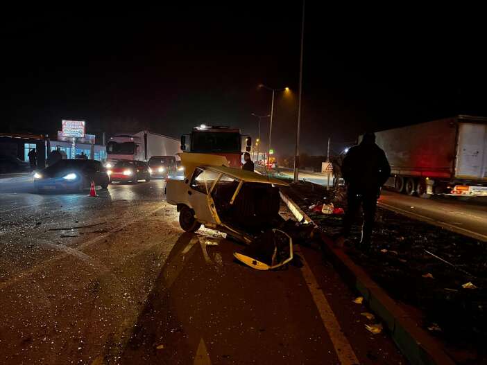 tirla-carpisan-otomobil-ikiye-ayrildi-surucu-sag-cikti