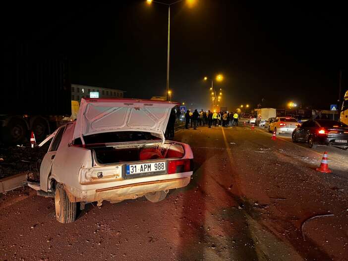 tirla-carpisan-otomobil-ikiye-ayrildi-surucu-sag-cikti