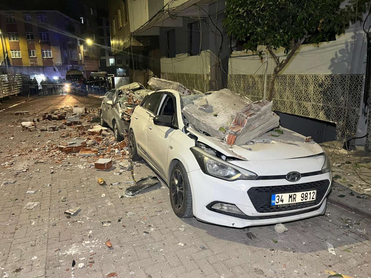 gurultuyu-duyup-sokaga-firladilar-araclarini-gorunce-neye-ugradiklarini-sasirdilar