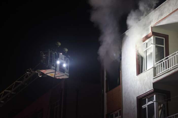 konyada-3-katli-binada-korkutan-yangin