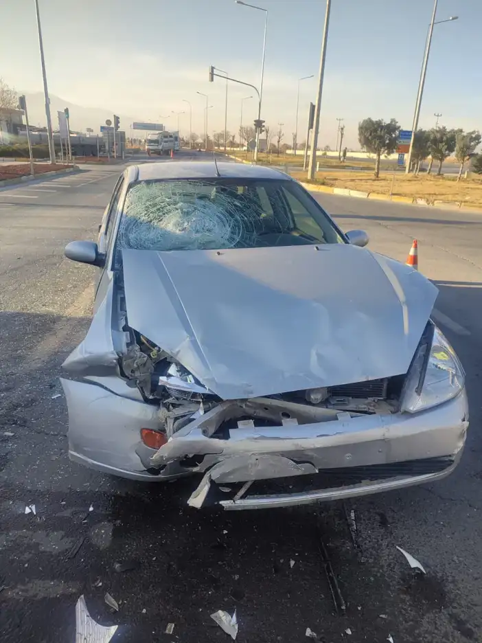 konyada-kavsakta-kaza-iki-arac-carpisti-3-kisi-yaralandi