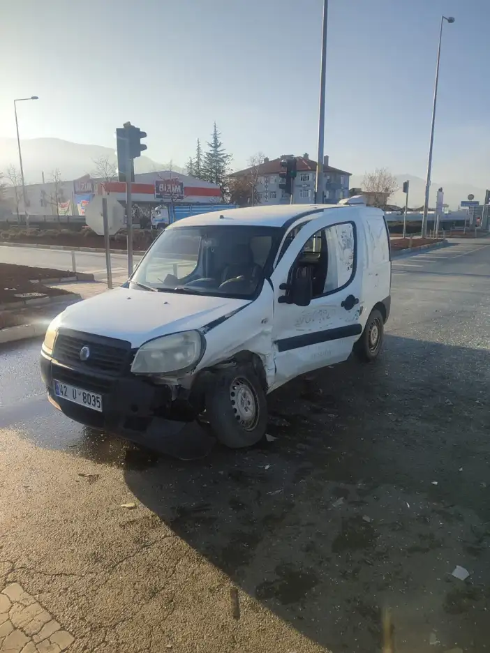 konyada-kavsakta-kaza-iki-arac-carpisti-3-kisi-yaralandi