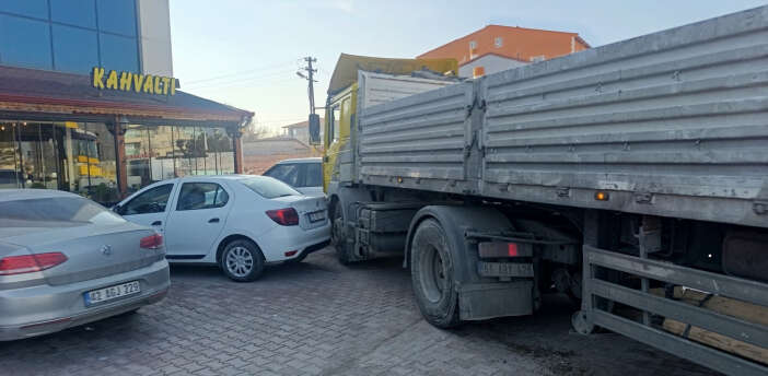 konyada-tir-az-kalsin-corbaciya-giriyordu