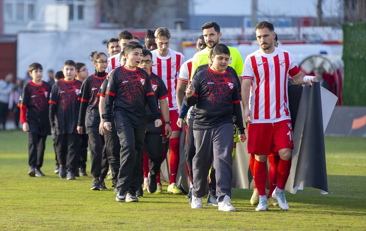 aylardir-maas-alamayan-futbolcular-maca-protesto-ile-basladi