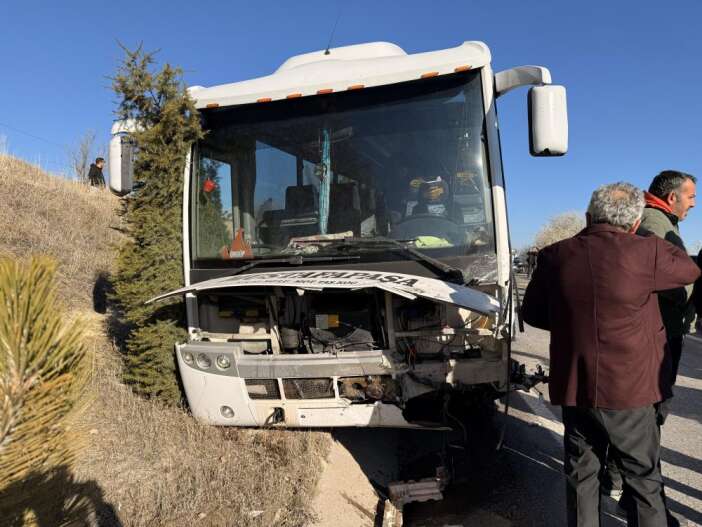 midibus-otomobille-carpisti-cok-sayida-yarali-var-urgup