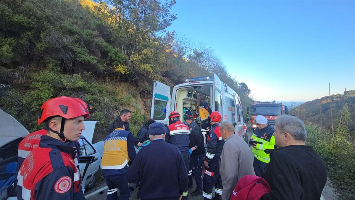 otomobilin-uzerine-kaya-dustu-icinde-5-kisi-vardi