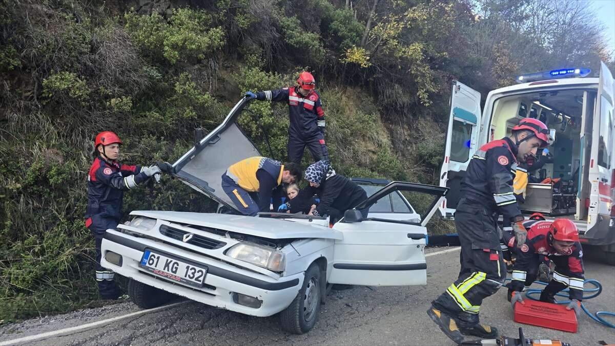 otomobilin-uzerine-kaya-dustu-icinde-5-kisi-vardi