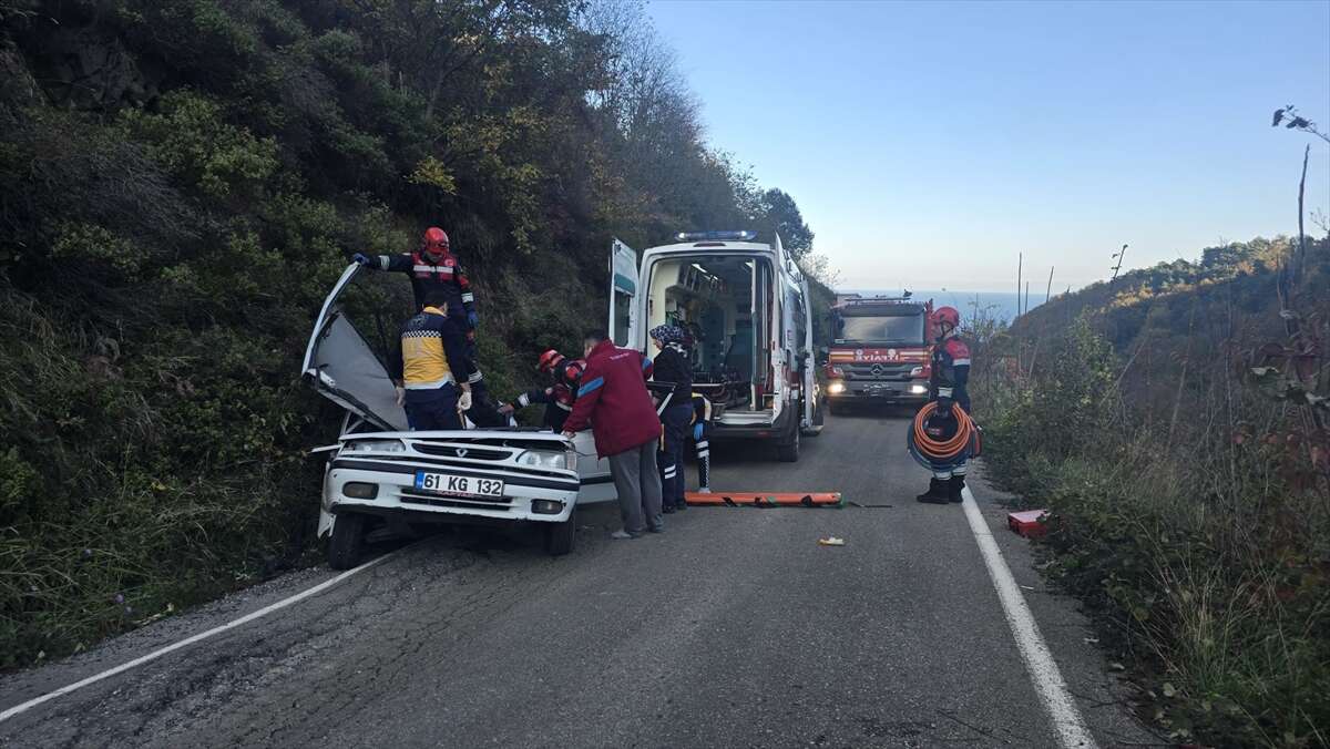 otomobilin-uzerine-kaya-dustu-icinde-5-kisi-vardi