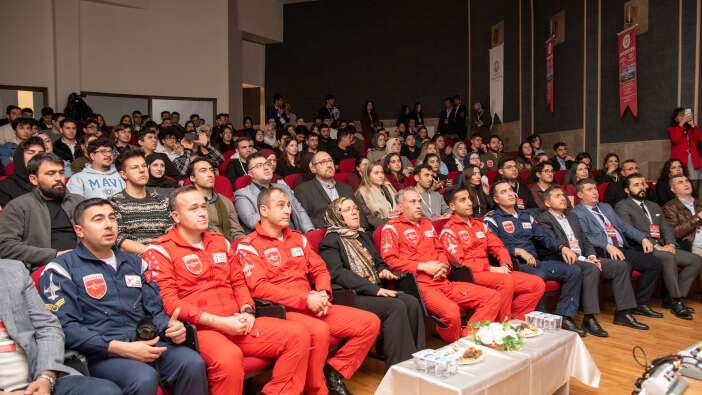 selcuk-universitesinde-supersonik-heyecan-turk-yildizlari