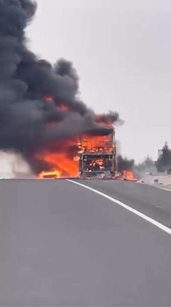 28-kisinin-oldugu-yolcu-otobusunde-yangin-cok-sayida-ekip-sevk-edildi