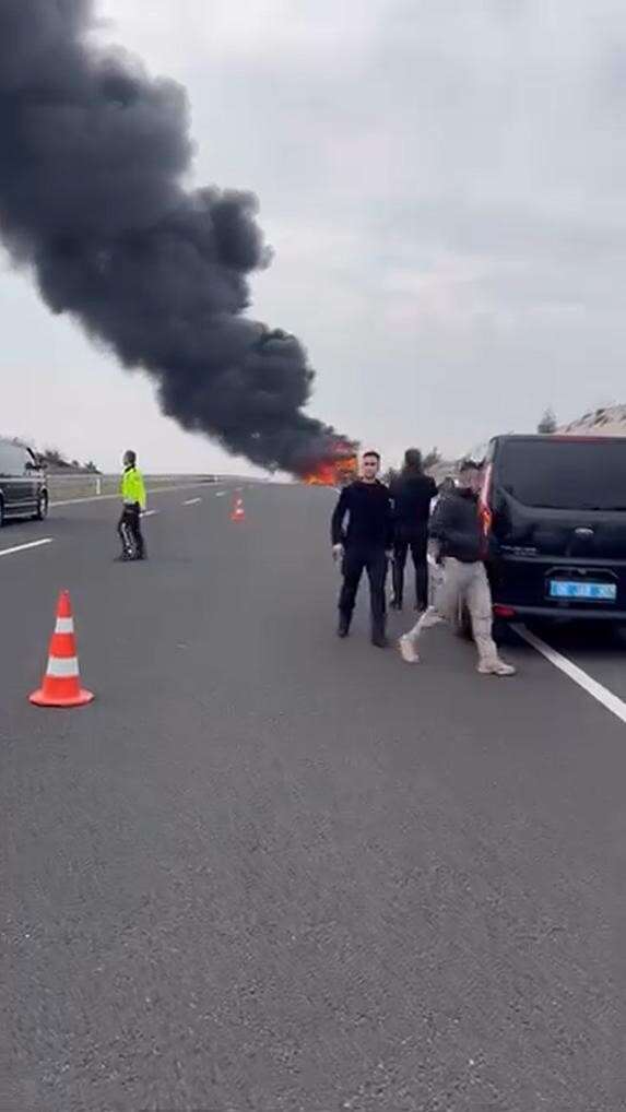 28-kisinin-oldugu-yolcu-otobusunde-yangin-cok-sayida-ekip-sevk-edildi