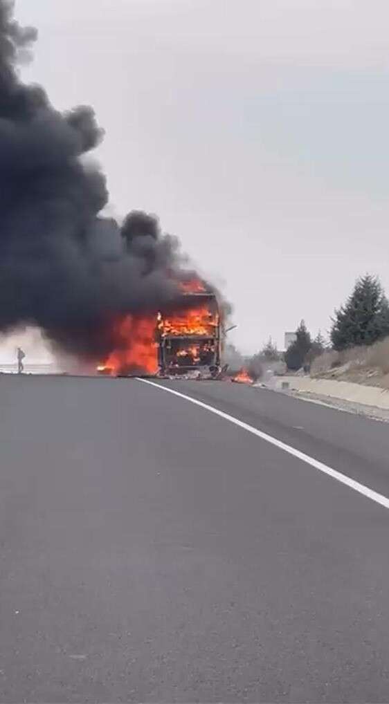 28-kisinin-oldugu-yolcu-otobusunde-yangin-cok-sayida-ekip-sevk-edildi