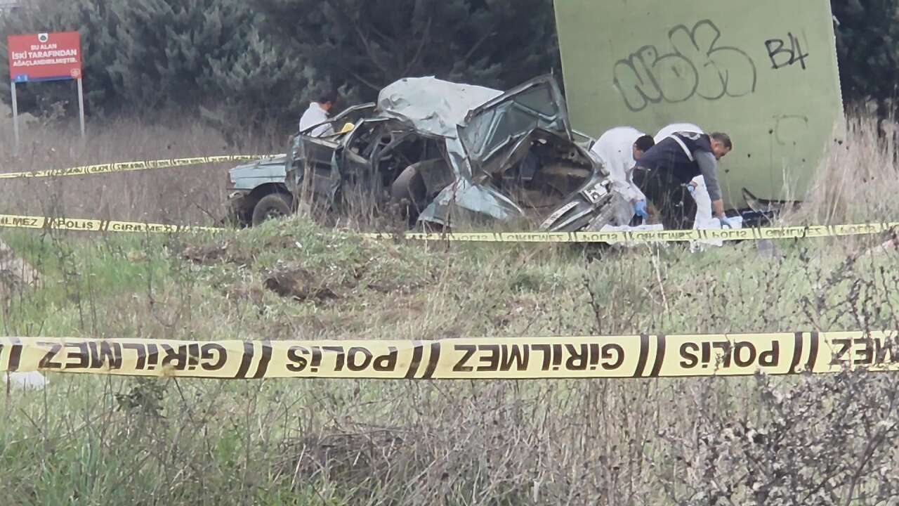 bariyere-carpip-paramparca-olan-arac-2-kisiye-mezar-oldu