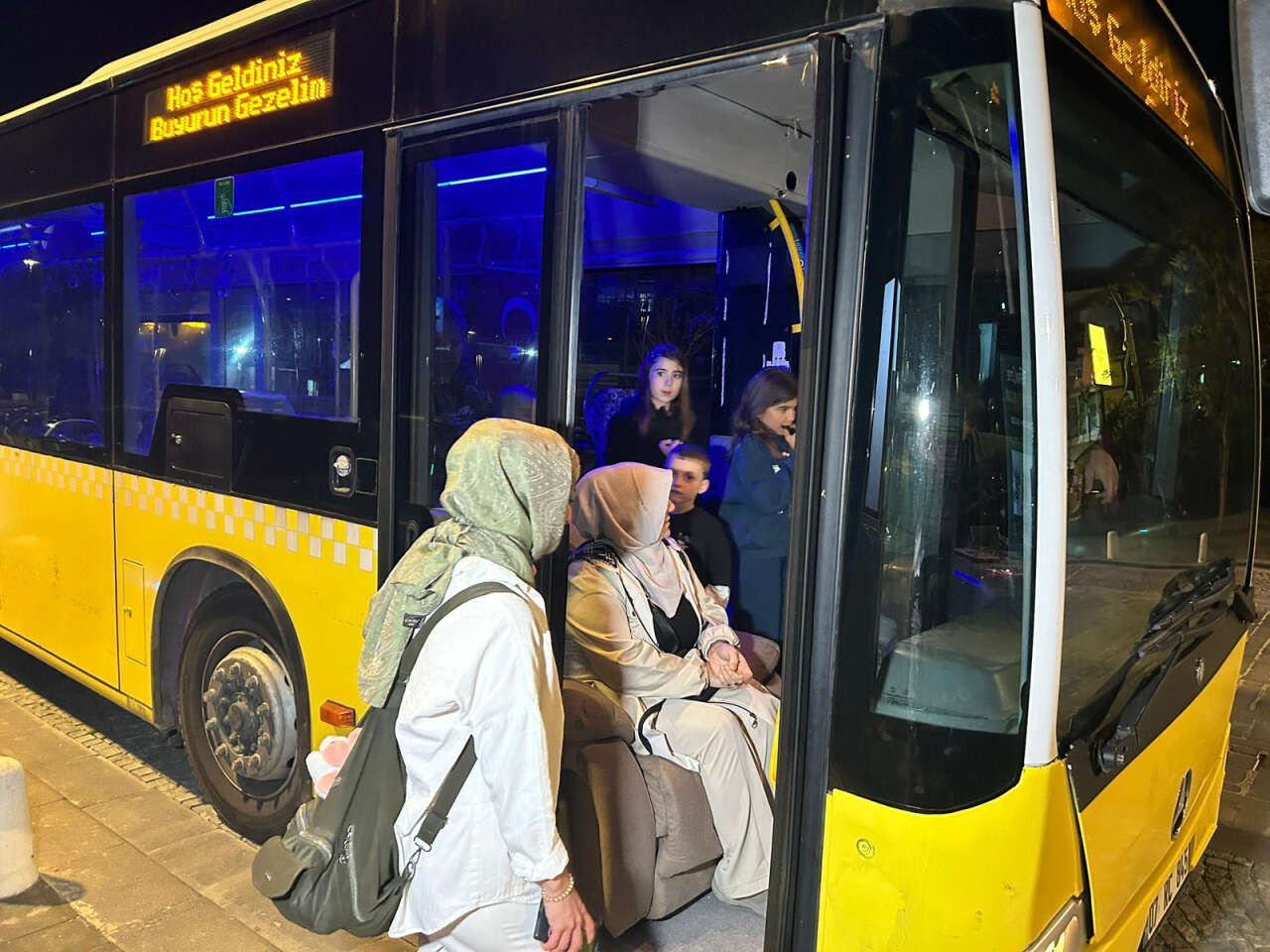 belediye-otobusu-satin-aldi-komsularini-gezdiriyor