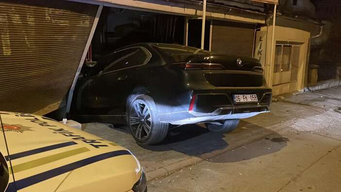 fren-yerine-gaza-basan-kadin-surucu-otomobiliyle-markete-girdi