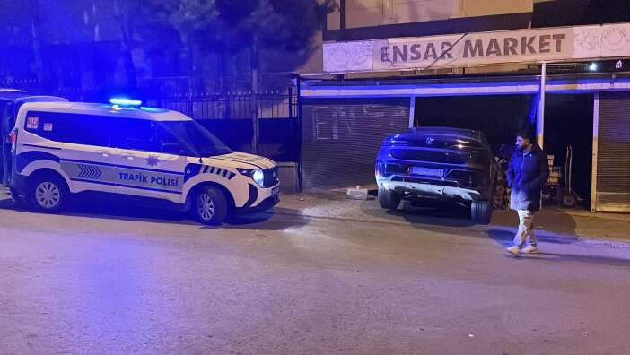 fren-yerine-gaza-basan-kadin-surucu-otomobiliyle-markete-girdi