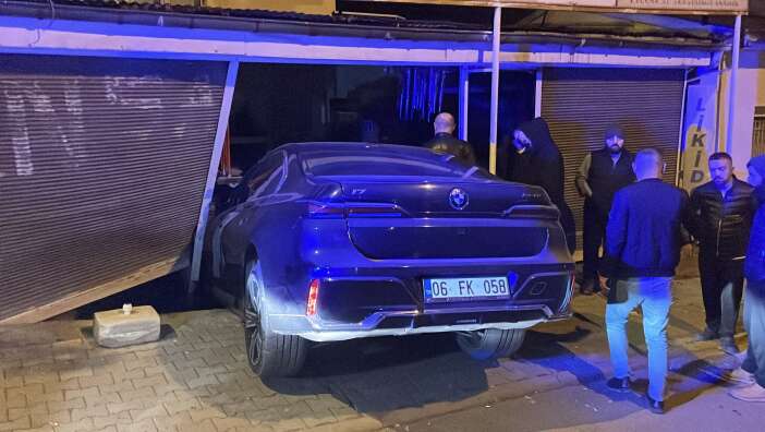 fren-yerine-gaza-basan-kadin-surucu-otomobiliyle-markete-girdi