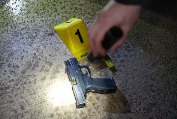 iki-grup-arasinda-kiz-meselesi-yuzunden-silahli-catisma-3-yarali-var