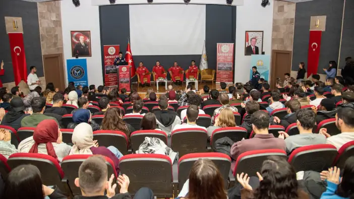 konyanin-gokyuzundeki-milli-gururu-evinde-ogrencilerle-bulustu