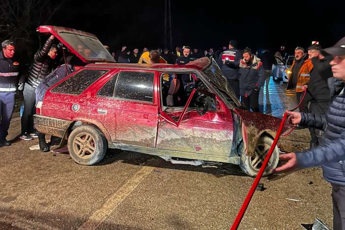 iki-otomobilin-kafa-kafaya-carpisti-askerden-yeni-gelen-genc-hayatini-kaybetti