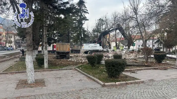 konyanin-dunyanin-ortasi-ilcesinde-yikim-basladi