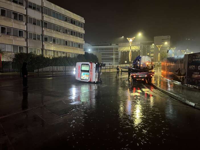 panelvanla-carpisan-ambulans-devrildi-cok-sayida-yarali-var