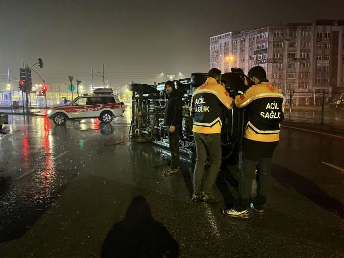 panelvanla-carpisan-ambulans-devrildi-cok-sayida-yarali-var