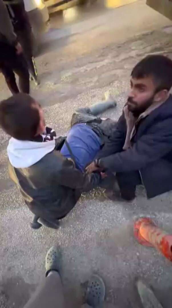 mikserin-altinda-kalan-motorlu-feci-sekilde-can-verdi