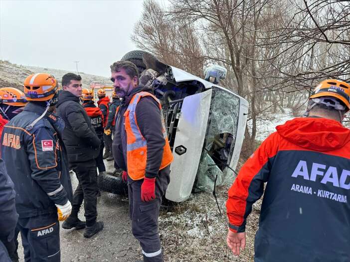 ogrenci-servisi-devrildi-cok-sayida-yarali-var