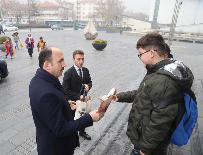 baskan-altay-cocuklara-sivlilik-dagitti