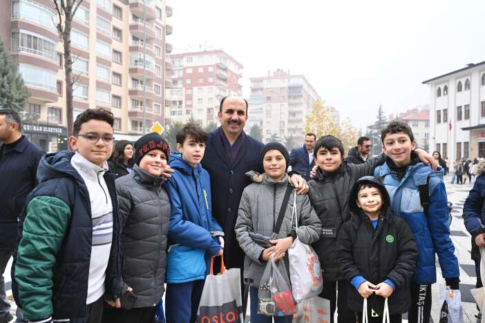 baskan-altay-cocuklara-sivlilik-dagitti