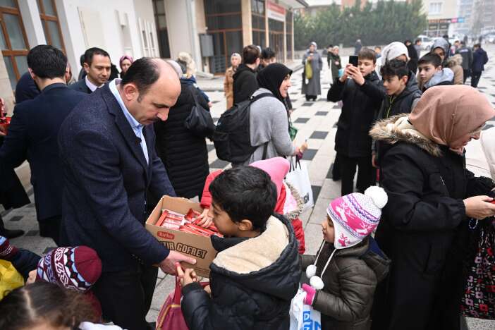 baskan-altay-cocuklara-sivlilik-dagitti