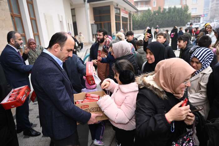 baskan-altay-cocuklara-sivlilik-dagitti