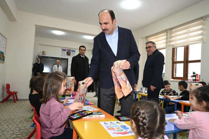 baskan-altay-cocuklara-sivlilik-dagitti