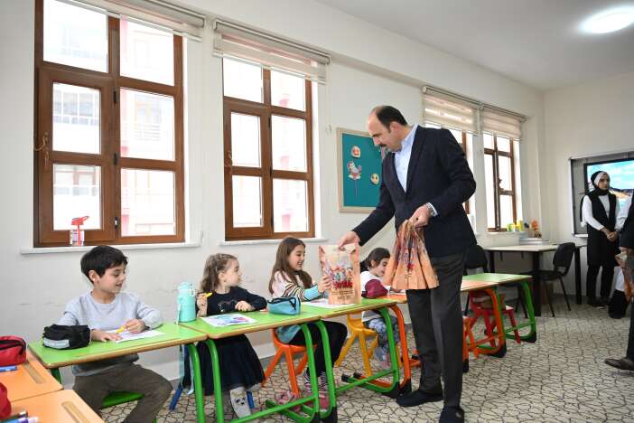 baskan-altay-cocuklara-sivlilik-dagitti