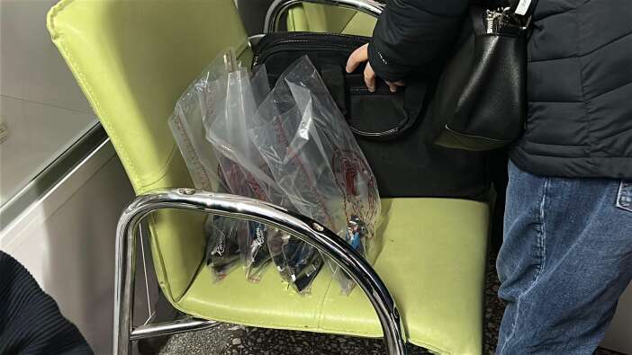 dagitilan-cikolatadan-yiyen-20-cocuk-hastaneye-kaldirildi