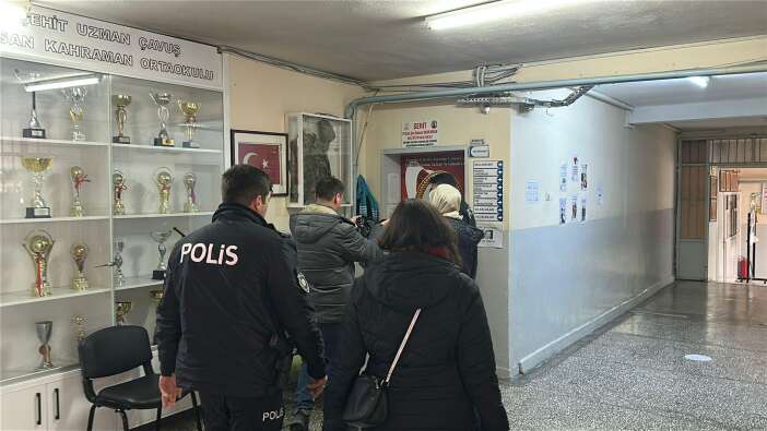 dagitilan-cikolatadan-yiyen-20-cocuk-hastaneye-kaldirildi