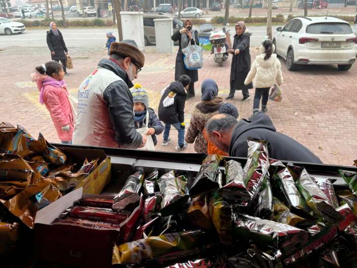 dost-eli-dernegi-arabalar-dolusu-sivlilik-dagitti