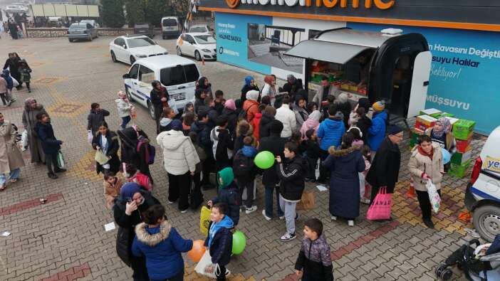 dost-eli-dernegi-arabalar-dolusu-sivlilik-dagitti