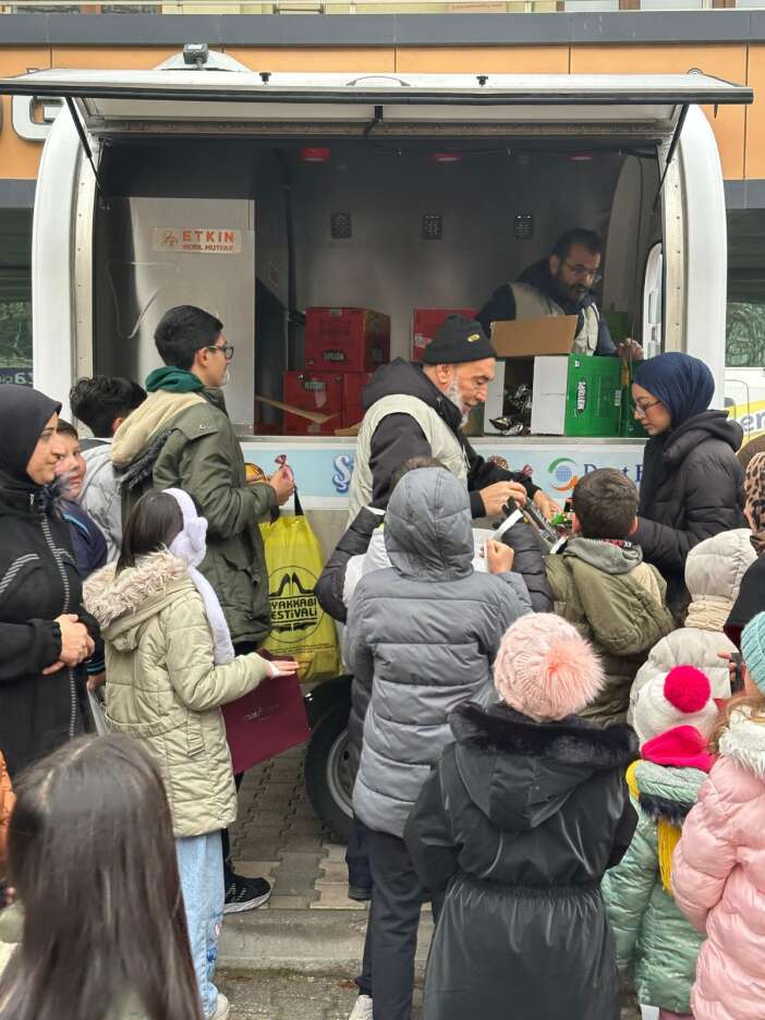 dost-eli-dernegi-arabalar-dolusu-sivlilik-dagitti