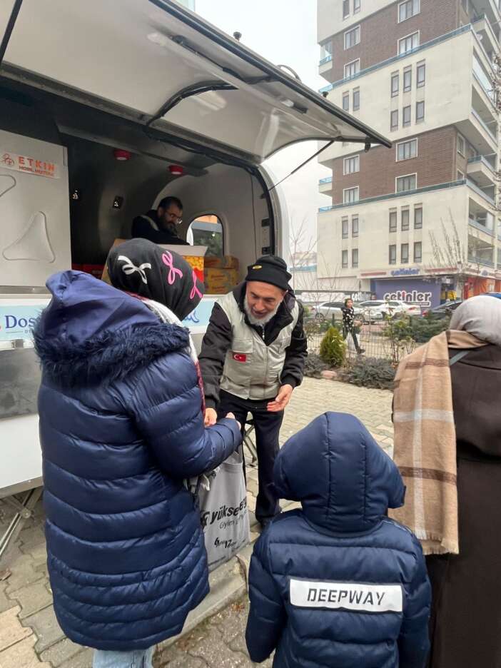 dost-eli-dernegi-arabalar-dolusu-sivlilik-dagitti