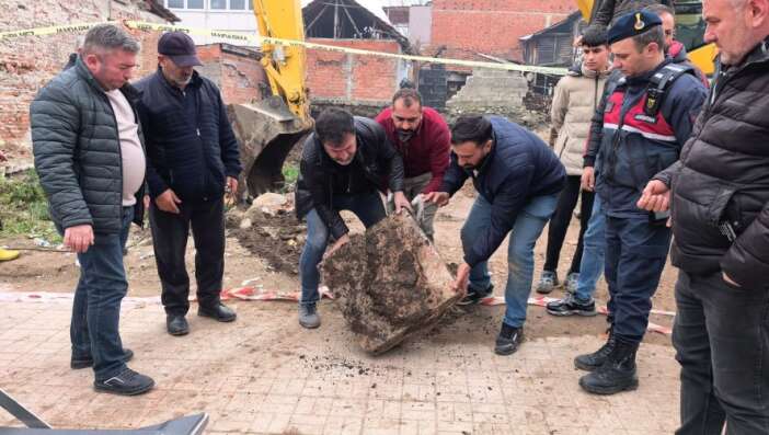 is-makinesiyle-kazi-yapiyordu-cikanlari-gorunce-soke-oldu