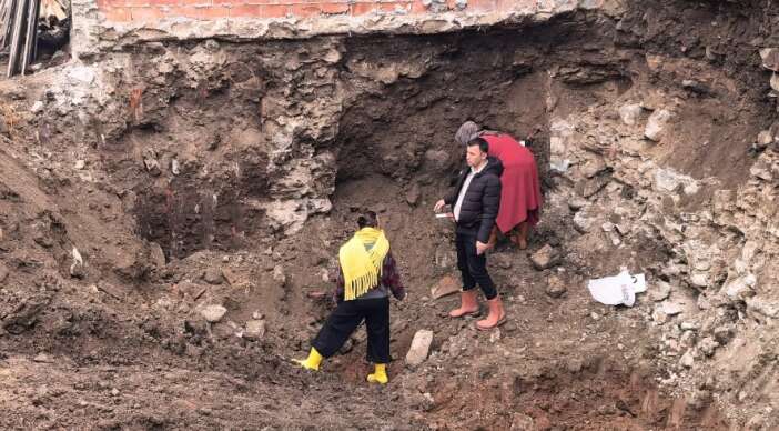 is-makinesiyle-kazi-yapiyordu-cikanlari-gorunce-soke-oldu